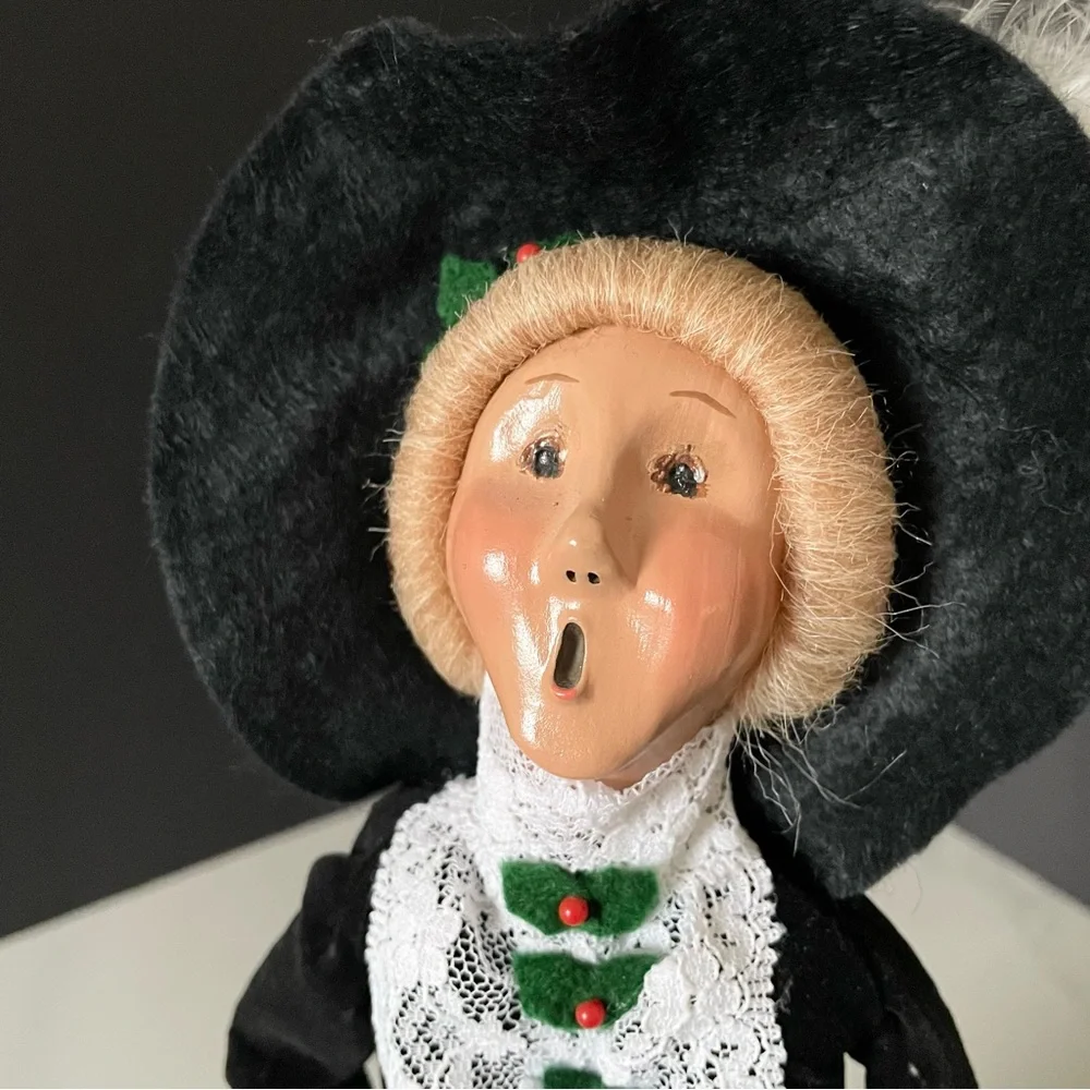 Holiday Shopper Woman with Big Hat - Crabtree & Evelyn Caroler - Byer's Choice